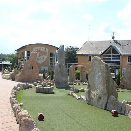 Restaurace A Golf Jested Pensión *