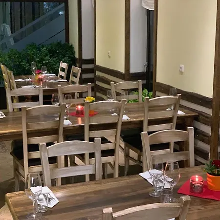 Restaurace A Golf Jested Pensión *
